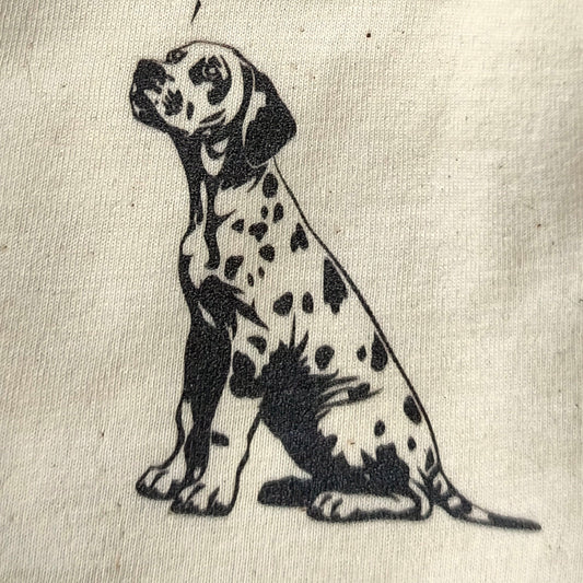 Detailaufnahme eines naturfarbenen T-Shirts mit schwarzem Dalmatiner-Motiv als Brustprint.