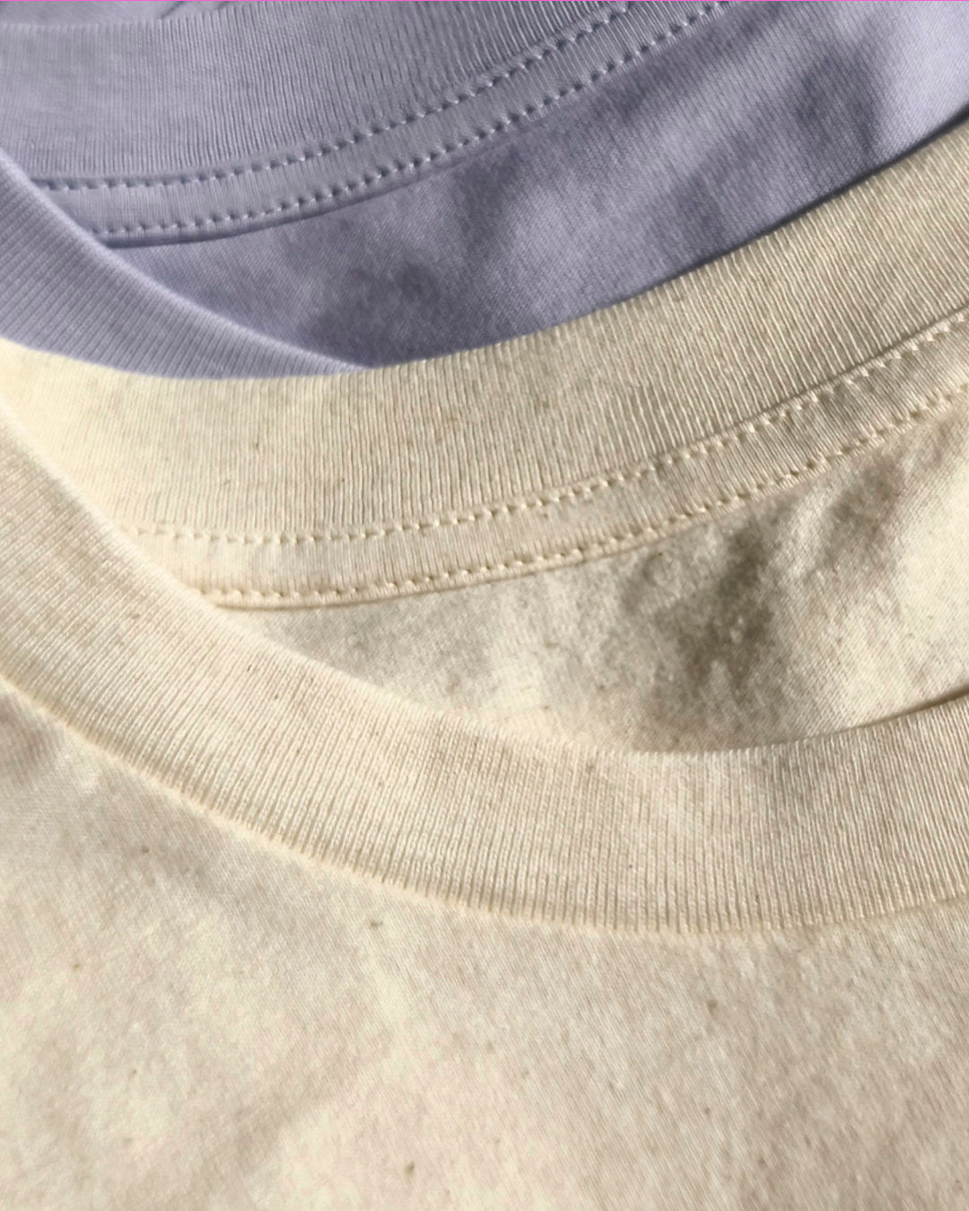 Shirts in den Farben Lavender und Natural Raw