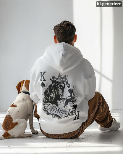 KI-generiertes Modelbild: Mann trägt weißen Oversized-Hoodie mit Beagle-Spielkarten-Rückendruck und sitzt neben einem Beagle.
