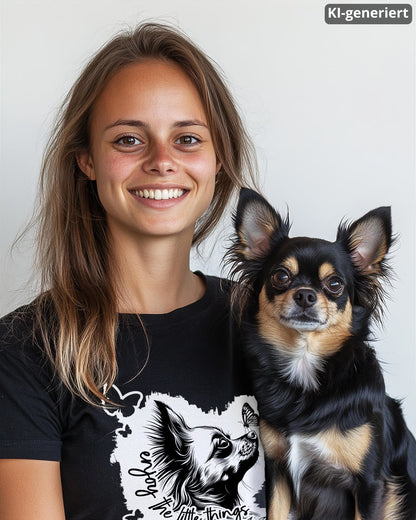 KI-generiertes Modelbild: Frau trägt schwarzes Shirt mit Chihuahua-Frontmotiv „enjoy the little things“ und hält einen Chihuahua im Arm.
