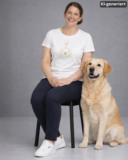 KI-generiertes Modelbild: Frau trägt weißes Shirt mit goldenem Dog-Life-Balance-Motiv mit Hundekopf und Weinglas neben einem Golden Retriever.