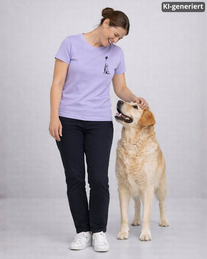 KI-generiertes Modelbild: Frau trägt lavenderfarbenes Shirt mit Golden-Retriever-Ballonmotiv und steht neben einem Golden Retriever.