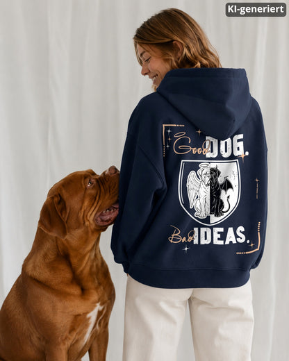 KI-generiertes Modelbild: Frau im Oversized Hoodie in French Navy mit großem Backprint-Motiv „Good Dog Bad Ideas“, neben ihr sitzt eine Bordeauxdogge und schaut zu ihr hoch.