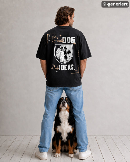 KI-generiertes Modelbild: Mann im schwarzen Oversized Shirt mit großem Backprint-Motiv „Good Dog Bad Ideas“, zwischen seinen Beinen sitzt ein Berner Sennenhund.