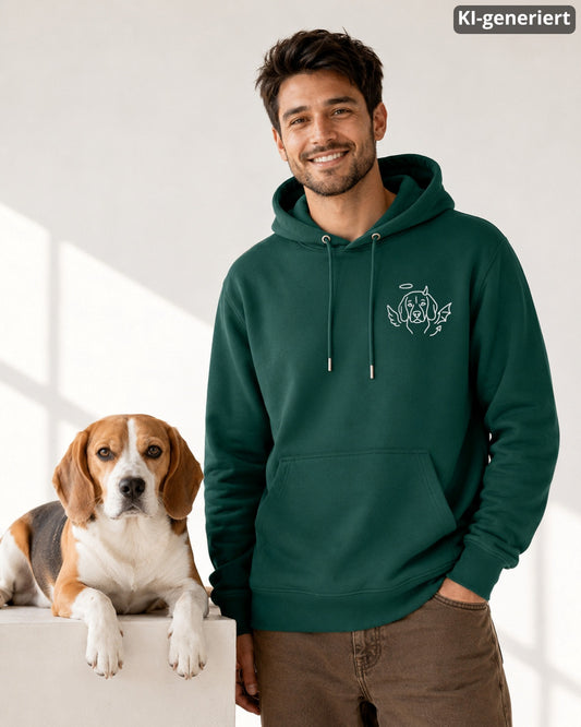 KI-generiertes Modelbild: Mann im Hoodie Farbe Glazed Green mit kleinem Engelchen-Teufelchen-Beaglemotiv, daneben liegt ein Beagle auf einem weißen Podest.