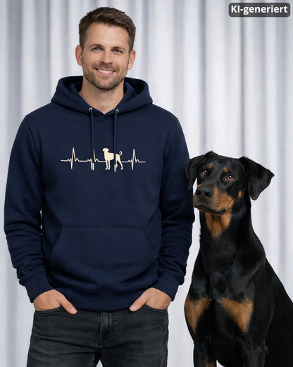 KI-generiertes Modelbild: Mann trägt Hoodie in der Farbe "french navy" mit Dobermann-Herzschlagmotiv und steht neben einem Dobermann.