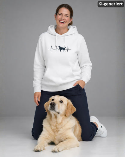 KI-generiertes Modelbild: Frau trägt weißen Hoodie mit Golden-Retriever-Herzschlagmotiv und kniet hinter einem Golden Retriever.