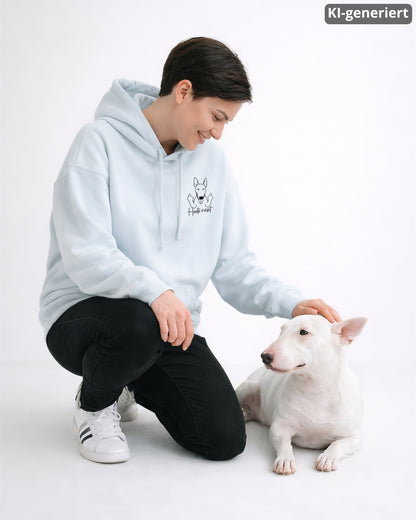 KI-generiertes Modelbild: Frau trägt Hoodie in Blue Ice mit Bullterrier-Motiv „Heute nicht“ und kniet neben einem weißen Bullterrier.