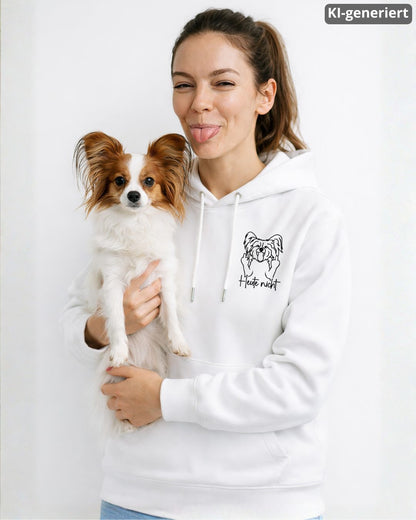 KI-generiertes Modelbild: Frau trägt weißen Hoodie mit Papillon-Motiv „Heute nicht“ und hält einen Papillon im Arm.