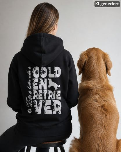 KI-generiertes Modelbild: Frau von hinten trägt schwarzen Hoodie mit Rückenmotiv „Life is better with a Golden Retriever“ und sitzt neben einem Golden Retriever.