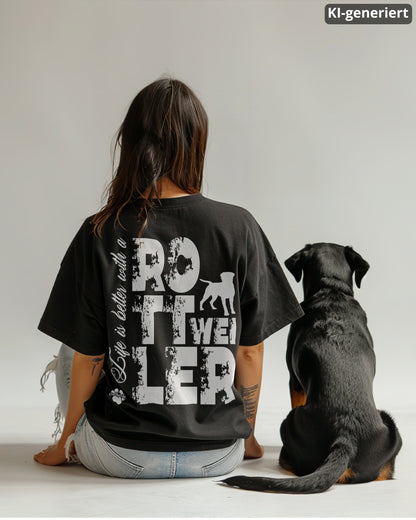 KI-generiertes Modelbild: Frau trägt schwarzes oversized Shirt mit großem „Life is better with a Rottweiler“-Rückendruck und sitzt neben einem Rottweiler.