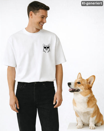 KI-generiertes Modelbild: Mann trägt weißes Oversized-Shirt mit Corgi-Brustmotiv mit Sonnenbrille und steht neben einem Corgi.