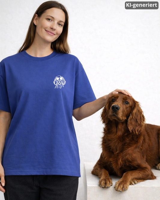 KI-generiertes Modelbild: Frau trägt Oversized-Shirt in der Farbe Dusk mit Irish-Setter-Brustmotiv mit Sonnenbrille neben einem Irish Setter.