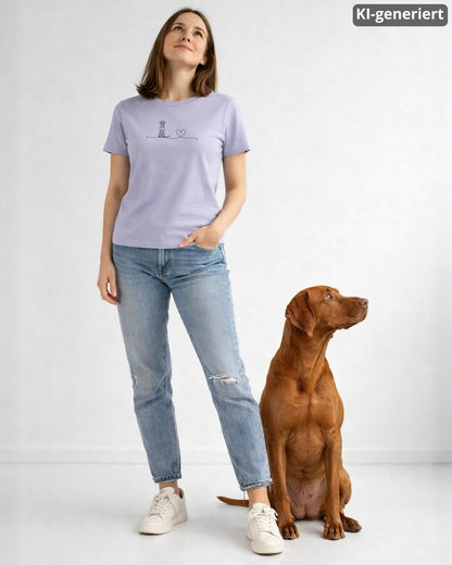 KI-generiertes Modelbild: Frau trägt lavenderfarbenes Shirt mit Vizsla-Linienmotiv mit Herz und steht neben einem Vizsla.