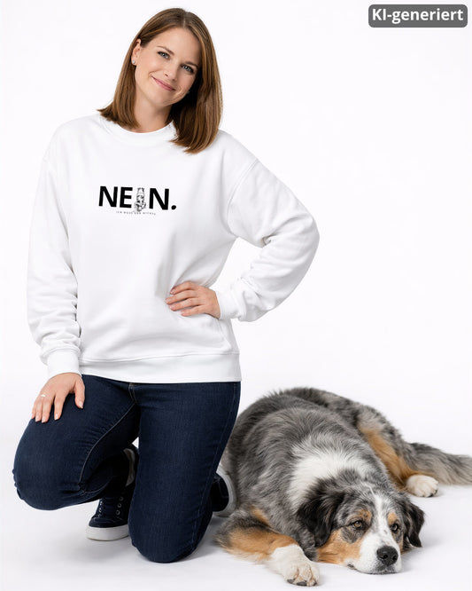KI-generiertes Modelbild: Frau trägt weißen Sweater mit „NEIN. Ich muss gar nichts.“-Motiv und kniet neben einem liegenden Australian Shepherd.
