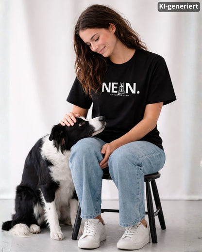 KI-generiertes Modelbild: Frau trägt schwarzes Shirt mit „NEIN. Ich muss gar nichts.“-Motiv und sitzt neben einem Border Collie.
