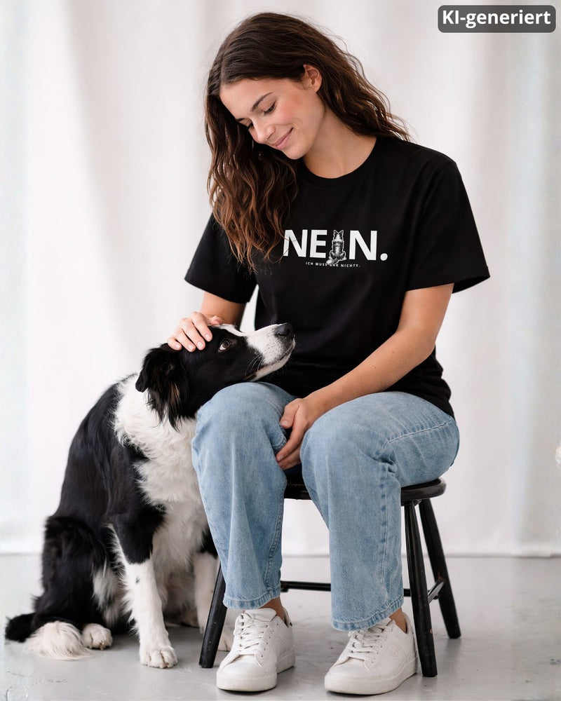 KI-generiertes Modelbild: Frau trägt schwarzes Shirt mit „NEIN. Ich muss gar nichts.“-Motiv und sitzt neben einem Border Collie.