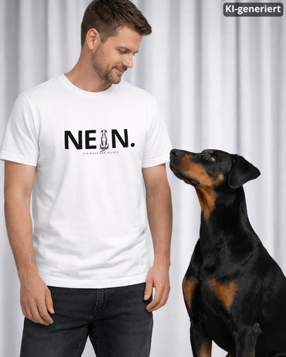 KI-generiertes Modelbild: Mann trägt weißes Shirt mit „NEIN. Ich muss gar nichts.“-Motiv und steht neben einem Dobermann.