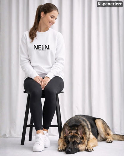 KI-generiertes Modelbild: Frau trägt weißen Sweater mit „NEIN. Ich muss gar nichts.“-Motiv und sitzt neben einem liegenden Deutschen Schäferhund.