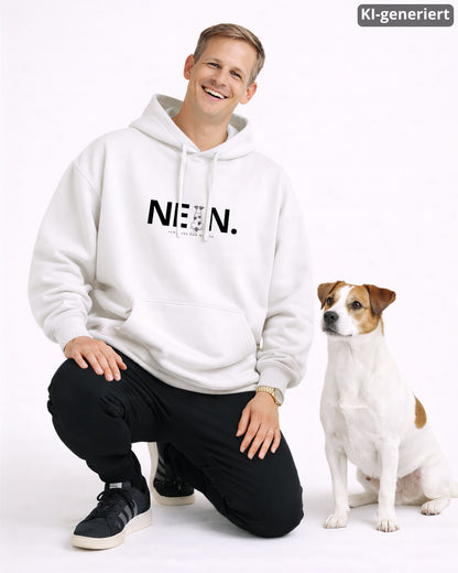 KI-generiertes Modelbild: Mann trägt weißen Oversized-Hoodie mit „NEIN. Ich muss gar nichts.“-Motiv und kniet neben einem Jack Russell.