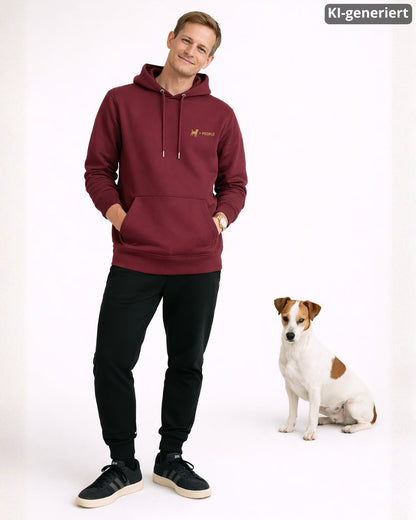 KI-generiertes Modelbild: Mann trägt Hoodie in der Farbe "Burgundy" mit „Hund > People“-Brustmotiv und steht neben einem Jack Russell.