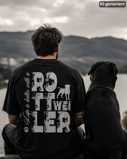 KI-generiertes Modelbild: Mann trägt schwarzes Shirt mit großem „Life is better with a Rottweiler“-Rückendruck und sitzt neben einem Rottweiler.