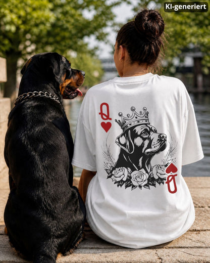 KI-generiertes Modelbild: Frau trägt weißes Shirt mit Rottweiler-Spielkarten-Rückendruck und sitzt neben einem Rottweiler am Wasser.