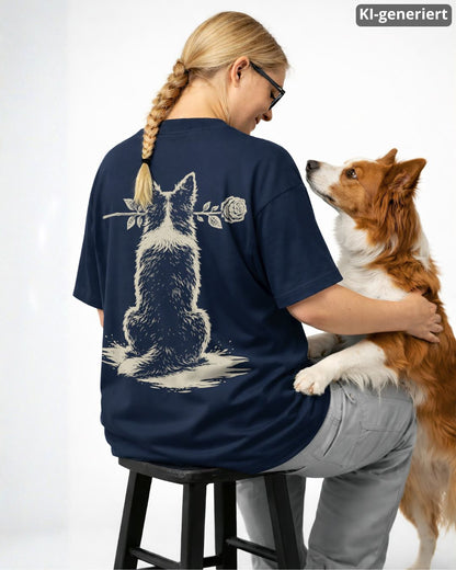 KI-generiertes Modelbild: Frau trägt French-Navy-Oversized-Shirt mit Border-Collie-Rückendruck, Motiv „Silent Loyalty“, neben einem Border Collie.