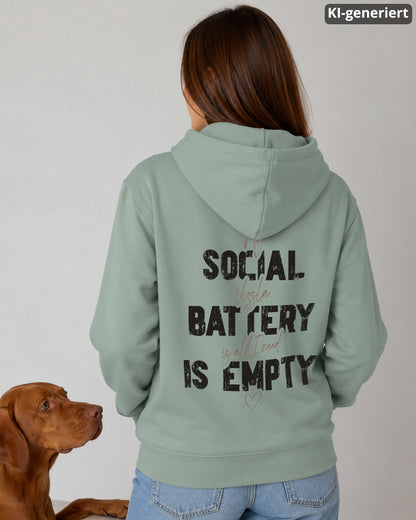 KI-generiertes Modelbild: Frau steht mit dem Rücken zur Kamera und trägt einen Aloe Organic Hoodie mit großem Backprint-Motiv „Social Battery is empty“, daneben ist ein brauner Vizsla zu sehen.