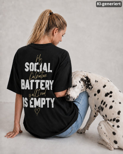 KI-generiertes Modelbild: Frau sitzt mit dem Rücken zur Kamera und trägt ein schwarzes Organic Oversize Shirt mit großem Backprint-Motiv „Social Battery is empty“, daneben ist ein Dalmatiner zu sehen.