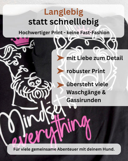 Langlebig statt schnelllebig. Hochwertiger Print - keine Fast-Fashion. Mit Liebe zum Detail, robuster Print, übersteht viele Waschvorgänge & Gassirunden. Für viele gemeinsame Abenteuer mit dienem Hund.